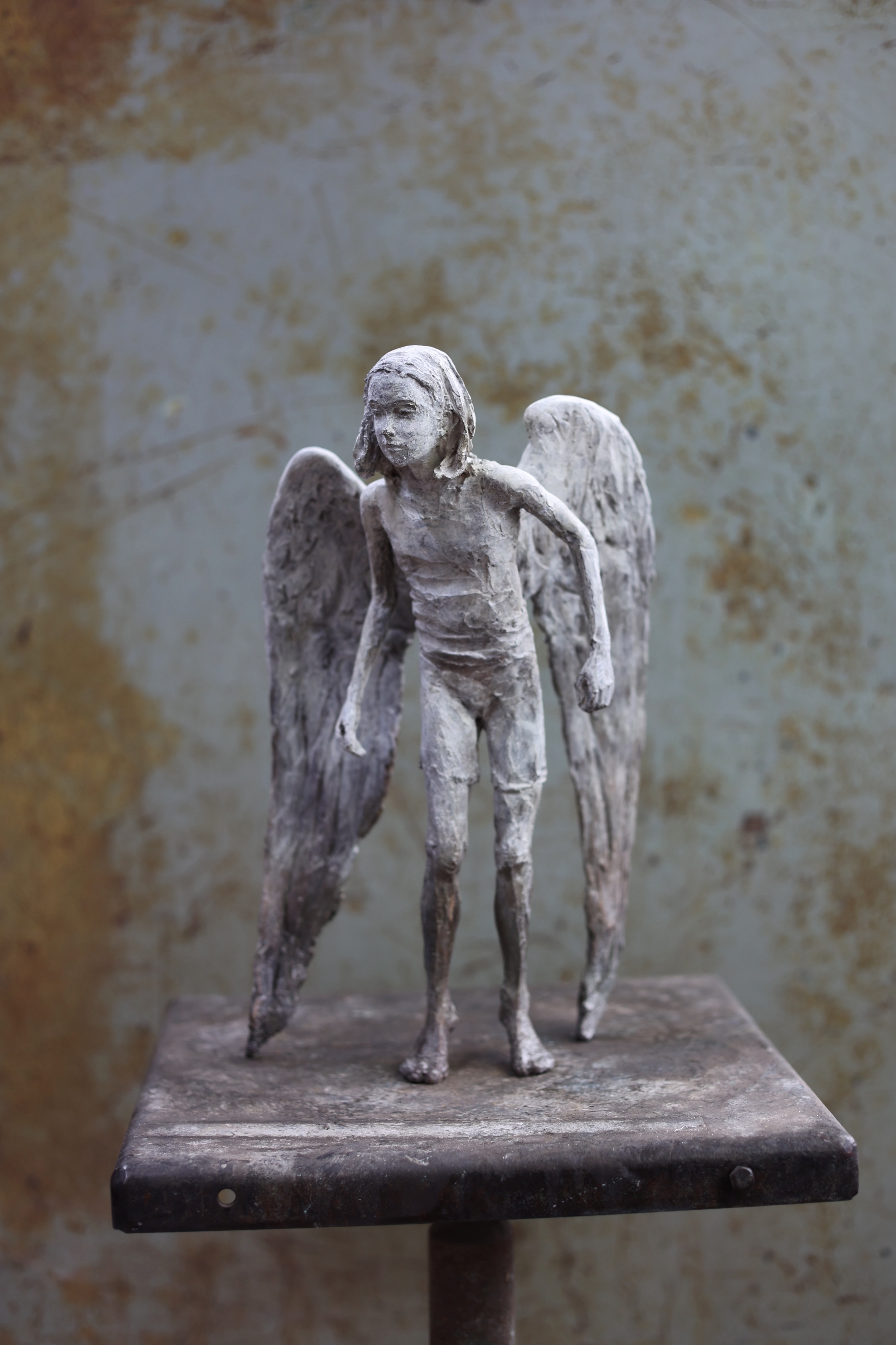 Valerie Otte, Junge leicht beflügelt, 2022, Bronze, 37 cm Höhe